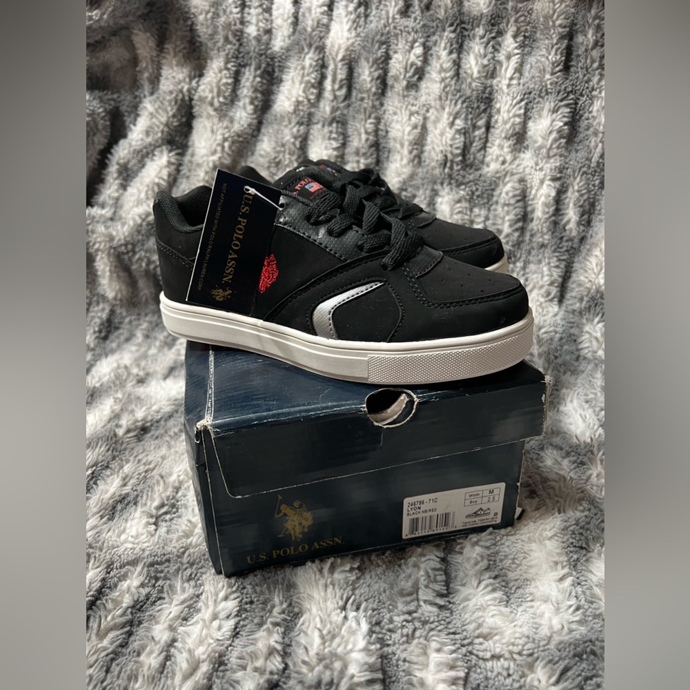 239: US Polo Assn: LYON (246786 - 71C) BLK NB - RED (Size 2.5)